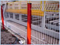 我公司生产装饰型桃形柱护栏网多种颜色搭配的护栏产品
