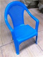 蓝色塑料椅子