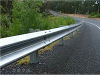 北华金属护栏网厂生产高速路护栏板