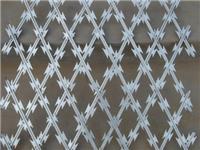 刀片刺网焊接护栏、直线刀刺网焊接菱形孔隔离网