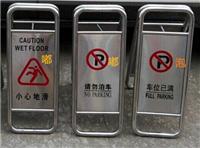 设计国际不锈钢方向指示牌厂家￥贵州有卖A3礼宾牌/挂绳移动护栏