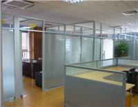 青岛玻璃隔断被广泛用在办公室写字楼中