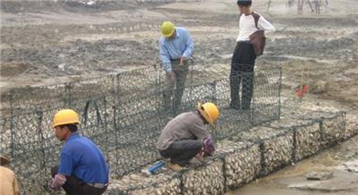 Heilongjiang River Kule rich segment wire gabion protection works, 2015 Nanchong ditches damaged building wire gabion boxes, gabion wire twist 2015 five pad construction program