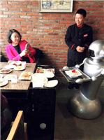 中国金属冶金展国博中心开幕 快去看机器人送餐