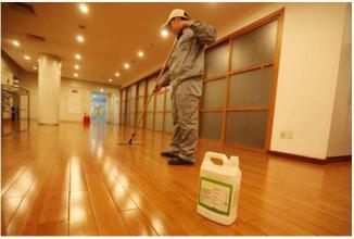 海珠区地板护理公司，木地板打蜡减少摩擦受损，实木地板适合液体蜡
