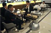聊城一自助餐厅惊现机器人服务员 送餐传菜机器人代理*