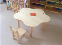 成都幼儿园桌椅+松木原材经久耐用