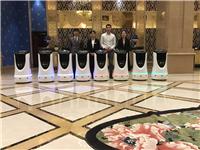 上海如家酒店，机器人服务员，自己乘电梯，自己敲房门，杠杠的！酒店机器人,酒店服务机器人酒店智能机器人