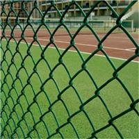 组装式操场围网供应￥体育操场围栏网价格￥浸塑篮球隔离网栏厂家