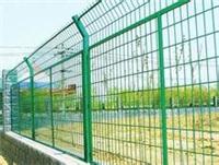 由低碳钢丝组成的网片喷塑后配上边框，组成护栏网，结构简单明了防护能力较强