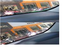 郑州汽车前挡风玻璃上裂了的一条长裂纹，