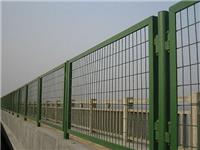 本厂提供桥面护栏网、桥梁防护网，此产品主要的特点是网身轻巧、防攀爬、坚固耐用，给人安全的感觉