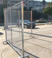厂家热销三角折弯护栏网 公路开发区护栏网
