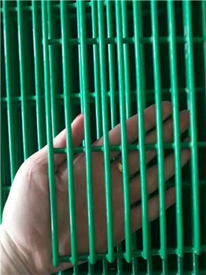果园林铁丝围栏隔断围网 浸塑隔离护栏网 安全防护围栏网