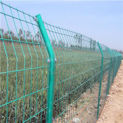 厂家批发价销售道路隔离栅栏 浸塑铁丝防护栏 公路铁路双边护栏网