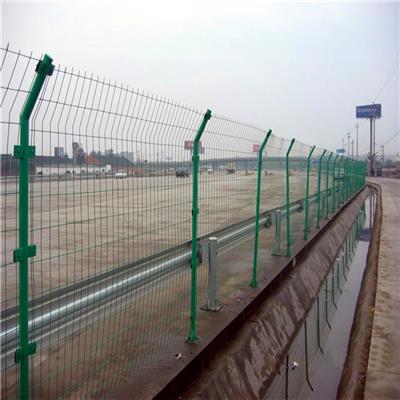 厂家生产高速公路护栏网 双边丝护栏网表面浸塑 防护网隔离栅