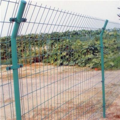 养殖绿色铁丝防护网 双边丝护栏网 厂区安全隔离栅栏