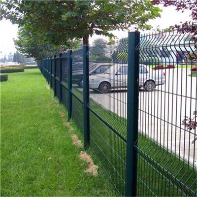 现货供应1.8米高4.0mm桃型柱护栏网 三角折弯绿色浸塑加强弯围栏网