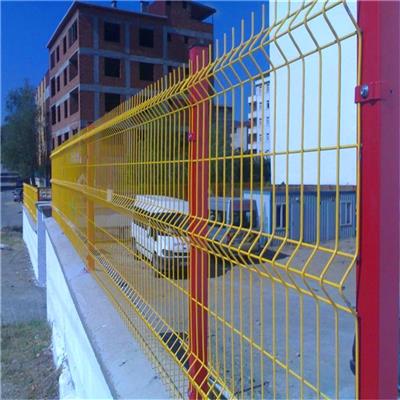 小区桃型柱护栏网 公园铁丝网 三角折弯隔离栅