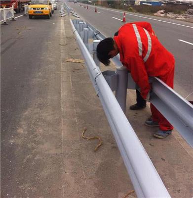 护栏板 供应喷塑波形护栏板 厂家批发山西运城高速公路波形护栏板	