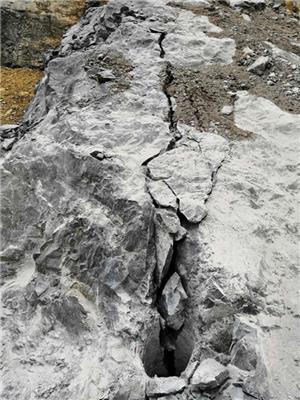株洲修公路遇到硬石层代替放炮开采岩石