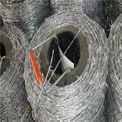 厂家供应高速公路刺钢丝隔离栅 镀锌刺绳护栏网 隔离围界网