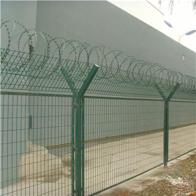 飞机场跑道隔离护栏网，不锈钢刀片刺丝滚笼护栏网