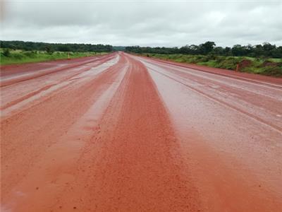 几内亚矿山重载道路暴雨后展示