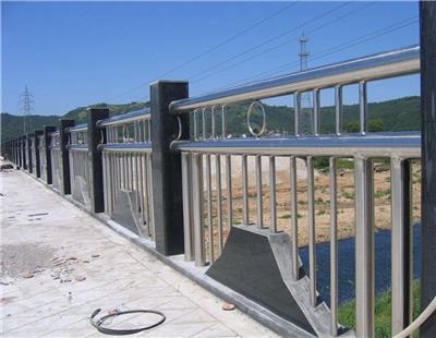 山东加工304不锈钢碳素钢复合管护栏 不锈钢桥梁护栏立柱