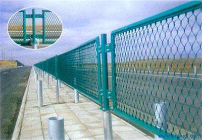安平百瑞高速公路防眩网 钢板网隔离栅大量供应