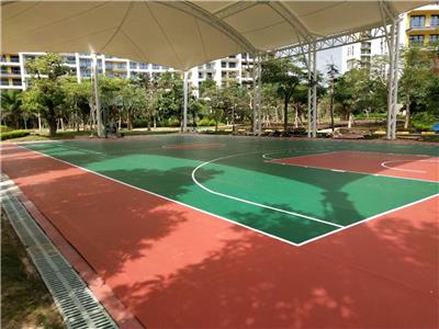 室外篮球场地坪硅pu，一个标准的篮球场造价要多少，塑胶篮球场和木板哪个磨鞋