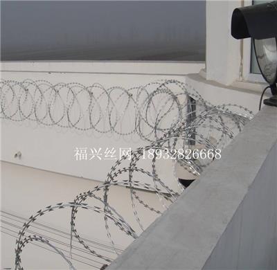 围墙上面的铁丝网A费县围墙上面的铁丝网A围墙上面的铁丝网如何安装