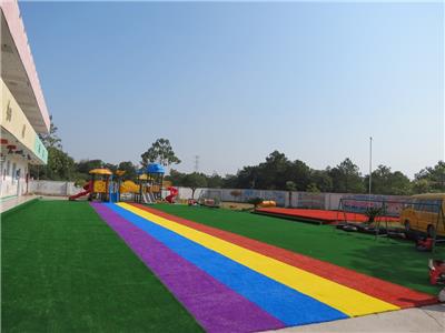 生产定制足球场人造草坪 幼儿园人工草坪 彩虹跑道