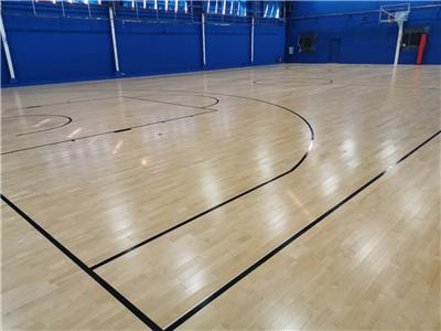 宇跃枫木材质运动木地板22个厚防滑耐磨篮球馆体育场馆木地板厂家