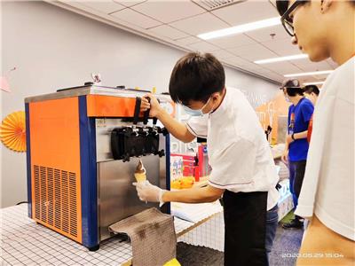 上海商用型冰淇淋机租赁冰之乐BQL-818T制作出来三色软冰淇淋