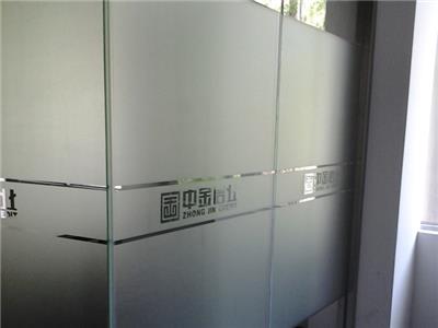 福州磨砂膜，办公室玻璃隔断磨砂膜，企业logo防撞条定制，上门安装