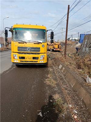 水磨沟区华凌附近清理电力管廊泥浆管道