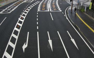 深圳东莞热熔涂料热熔标线划线道路划路标牌减速带定位器