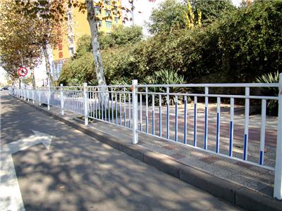 佛山锌钢道路护栏钢管焊接**栏杆生产安装