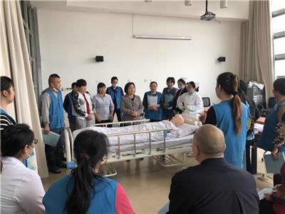 上海全天护工一般多少钱 贴心服务 上海倍爱健康管理供应