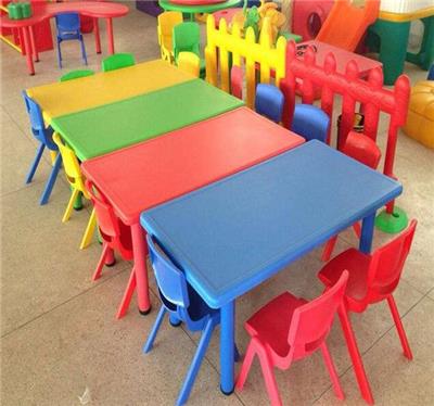 临汾幼儿园桌椅批发 具有防滑功能耐刮伤 幼儿园家具课桌椅