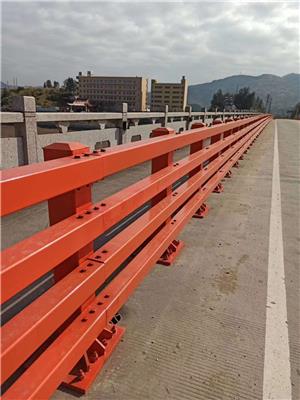 河南**工程护栏生产厂家 钢板立柱护栏定制