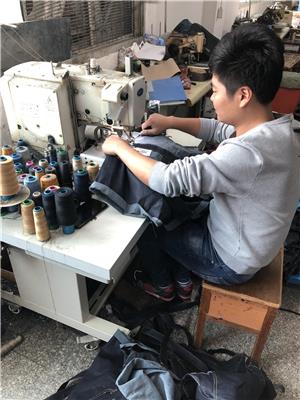 牛仔裤工厂联系方式-潍坊牛仔套装制衣厂
