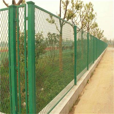 钢板网护栏 绿色菱形孔护栏 运动场所防护网