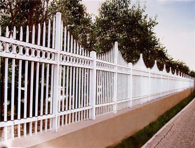 梅州铁路防爬护栏 中山市球场铁艺围墙 广州围墙锌钢护栏定制