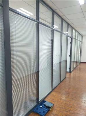 黄岛玻璃隔断安装装修电话 青岛办公室设计 怎样做隔断墙