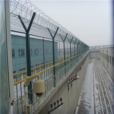 监狱刺网护栏多钱 监狱金属隔离网 机场护栏网厂家电话