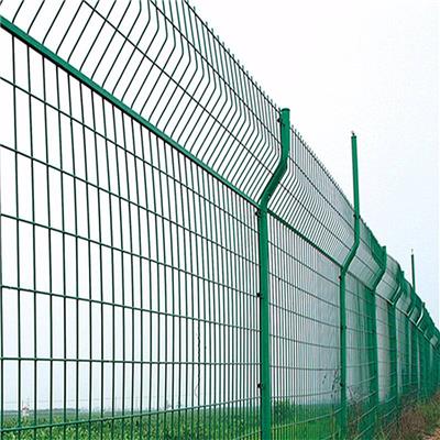 高速公路旁边的护栏 隔离栅防护网 高速公路旁边防护网