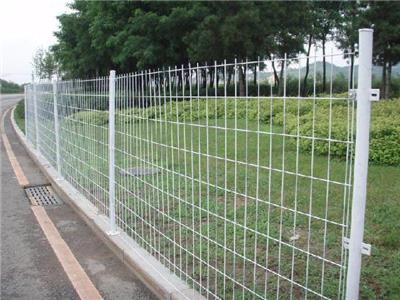 电焊浸塑栅栏网安装 浸塑网隔离围栏
