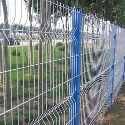 公园防护围栏 铁丝护栏网 桃型柱护栏网